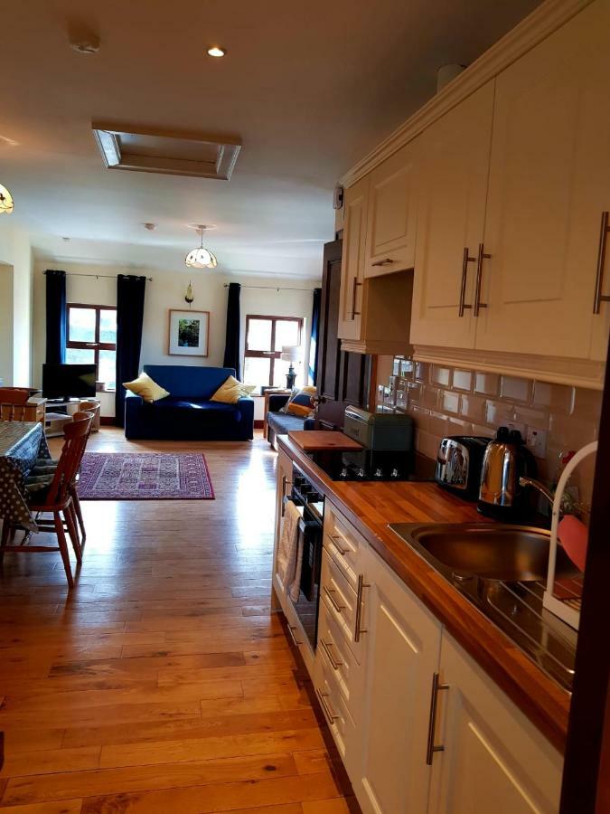 Nanny Quinn'S Apartment Killucan Экстерьер фото